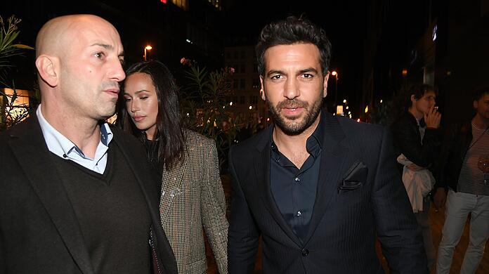 Elyas M'Barek in Begleitung vor dem Restaurant Borchardt in Berlin