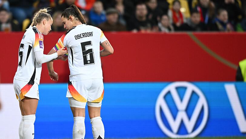 Giulia Gwinn (l) und Lena Oberdorf sind auch f&uuml;r die DFB-Elf unheimlich wichtig. (Archivbild)