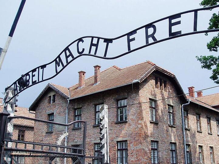 Schriftzug über dem Eingangstor zum ehemaligen KZ