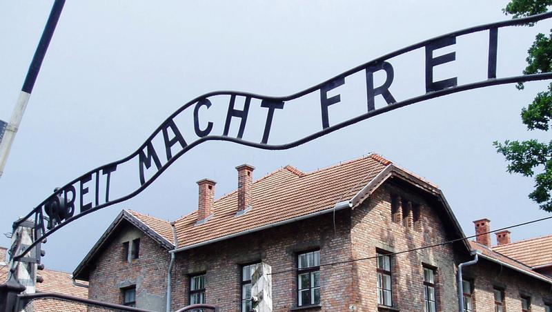 Schriftzug über dem Eingangstor zum ehemaligen KZ Schriftzug über dem Eingangstor zum ehemaligen KZ