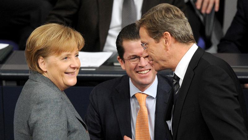 Schwarz-Gelb hätte zurzeit keine Mehrheit. Kanzlerin Merkel schaffte es aber auf Platz zwei der Beliebtheitsskala. Westerwelle schneidet schlechter ab. Guttenberg bekommt die beste Bewertung. Schwarz-Gelb hätte zurzeit keine Mehrheit. Kanzlerin Merkel schaffte es aber auf Platz zwei der Beliebtheitsskala. Westerwelle schneidet schlechter ab. Guttenberg bekommt die beste Bewertung.