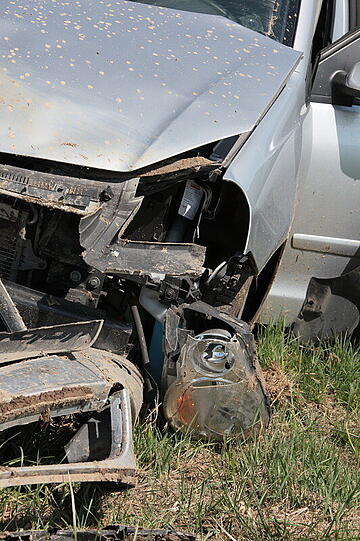Schwerer Unfall bei Ziegelsham: Das Fahrzeug fuhr von Heldenstein in Richtung Schwindegg. Auf Höhe des Weilers Ziegelsham kam der Lenker nach Rechts von der Fahrbahn ab, steuerte dagegen und fuhr dann schließlich nach Links in den Bach wo sich das Fahrzeug überschlug und auf den Rädern wieder zum stehen kam. Drei Menschen wurden verletzt.