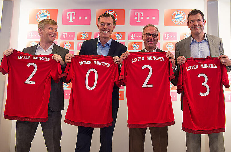 Von links: Henning Stiegenroth, Leiter Sportmarketing der Deutschen Telekom, der Geschäftsführer Privatkunden, Michael Hagspihl, der Vorstandsvorsitzende der FC Bayern München AG, Karl-Heinz Rummenigge und Andreas Jung, Vorstand Marketing des FC Bayern München.