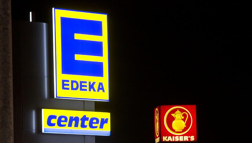 Bundeswirtschaftsminister Gabriel erlaubt die Übernahme der Supermarktkette Kaiser's Tengelmann durch Deutschlands größten Lebensmittelhändler Edeka. Foto: Jörg Carstensen/Archiv