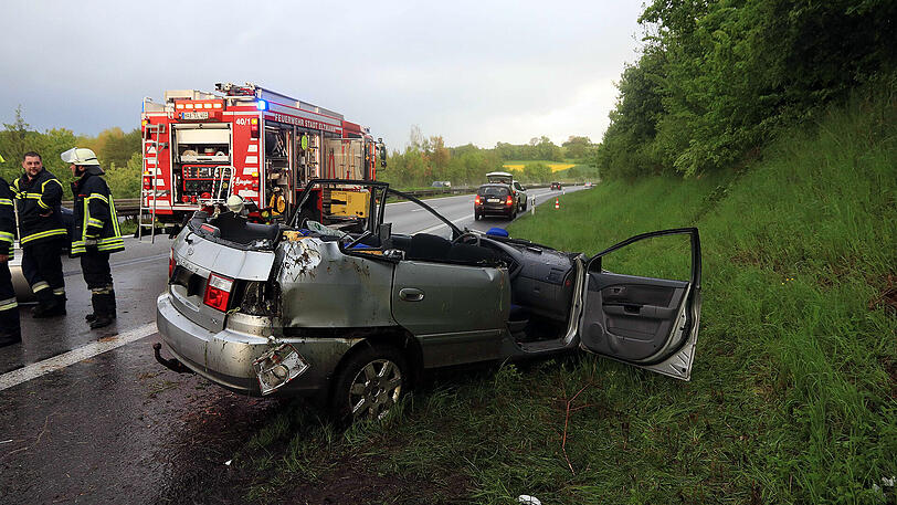 Nach Überschlag des Fahrzeugs ließ ein Unfallfahrer seine schwerverletzte Ehefrau im Wrack zurück. Die Bilder.