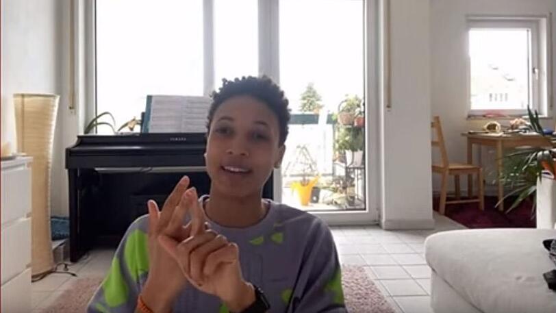Im Wohnzimmer der Weltmeisterin: Malaika Mihambo erklärt den Kindern die nächste Übung.