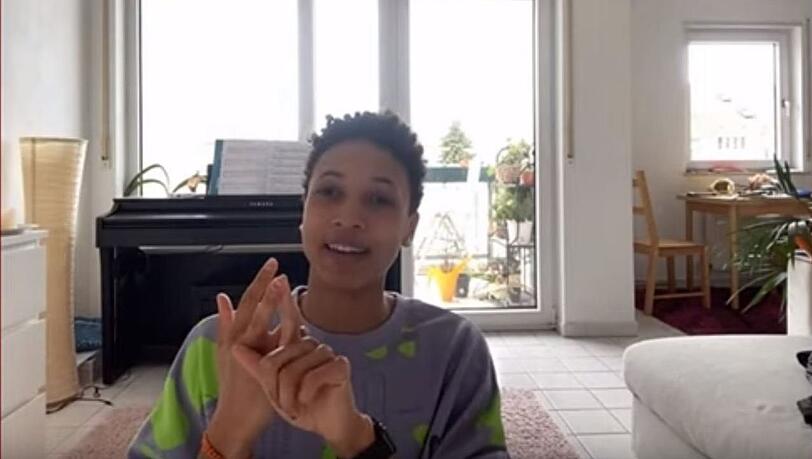 Im Wohnzimmer der Weltmeisterin: Malaika Mihambo erklärt den Kindern die nächste Übung. Im Wohnzimmer der Weltmeisterin: Malaika Mihambo erklärt den Kindern die nächste Übung.