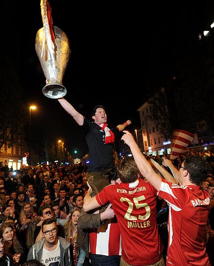 Jubelnde Bayern-Fans auf der Leopoldstraße in München.