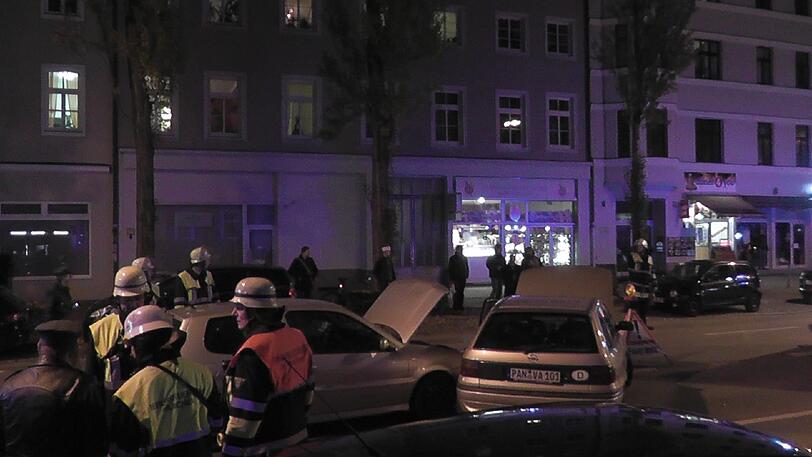 Zwei Autos sind am Mittwochabend auf der Lindwurmstraße zusammengestoßen. Dabei wurden drei Personen verletzt.