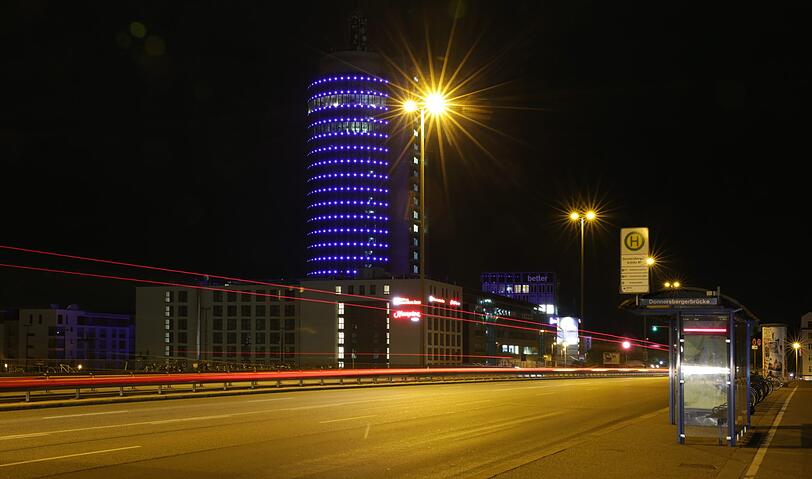 Der blau leuchtende Central Tower an der Landsberger Straße.