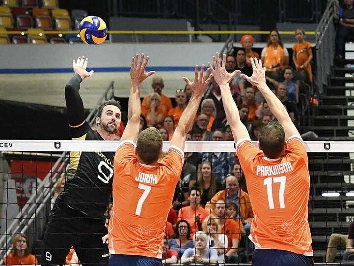 Gijs Jorna (M) und Michael Parkinson (r) aus den Niederlanden versuchen den Ball von Georg Grozer (l) zu blocken.