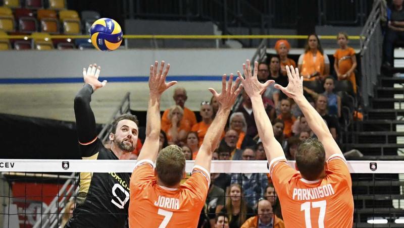 Gijs Jorna (M) und Michael Parkinson (r) aus den Niederlanden versuchen den Ball von Georg Grozer (l) zu blocken. Gijs Jorna (M) und Michael Parkinson (r) aus den Niederlanden versuchen den Ball von Georg Grozer (l) zu blocken.