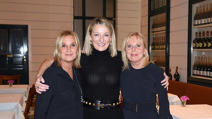 Frauenpower am Platzl: Monika Gruber mit den Goldig-Wirtinnen Lisa Strauss (l.) und Irene Scopel. Frauenpower am Platzl: Monika Gruber mit den Goldig-Wirtinnen Lisa Strauss (l.) und Irene Scopel.