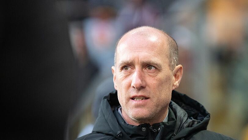 Joe Enochs, Trainer von Regensburg steht im Stadion.