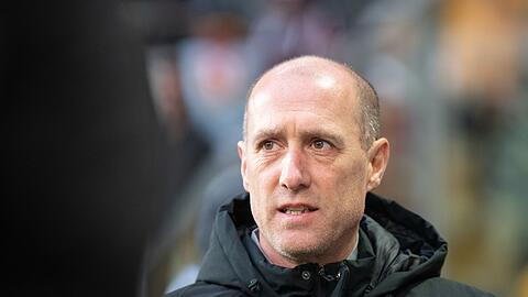 Joe Enochs, Trainer von Regensburg steht im Stadion.