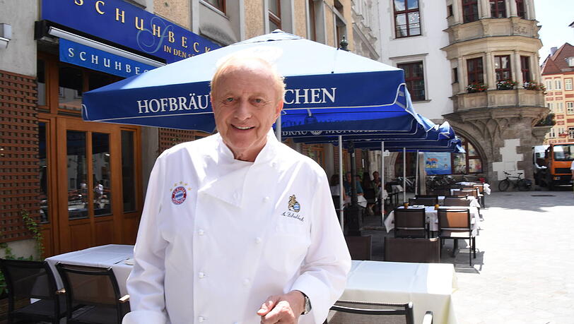 Alfons Schuhbeck im Sommer 2022 am Platzl. Sein dort aufgebautes Gastro-Imperium ist mittlerweile zerfallen. Alfons Schuhbeck im Sommer 2022 am Platzl. Sein dort aufgebautes Gastro-Imperium ist mittlerweile zerfallen.