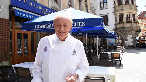 Alfons Schuhbeck im Sommer 2022 am Platzl. Sein dort aufgebautes Gastro-Imperium ist mittlerweile zerfallen.