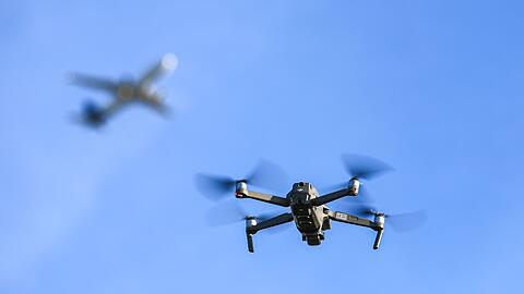 Drohnen über oder direkt neben Flughäfen aufsteigen zu lassen, ist jetzt schon verboten. (Symbolbild)