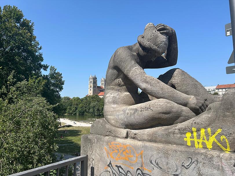 Beliebtes Fotomotiv an der Reichenbachbr&uuml;cke: die Skulptur "Spiel der Wellen" mit Blick auf St. Maximilian.