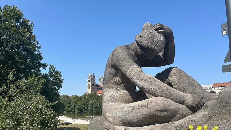 Beliebtes Fotomotiv an der Reichenbachbrücke: die Skulptur "Spiel der Wellen" mit Blick auf St. Maximilian. Beliebtes Fotomotiv an der Reichenbachbrücke: die Skulptur "Spiel der Wellen" mit Blick auf St. Maximilian.