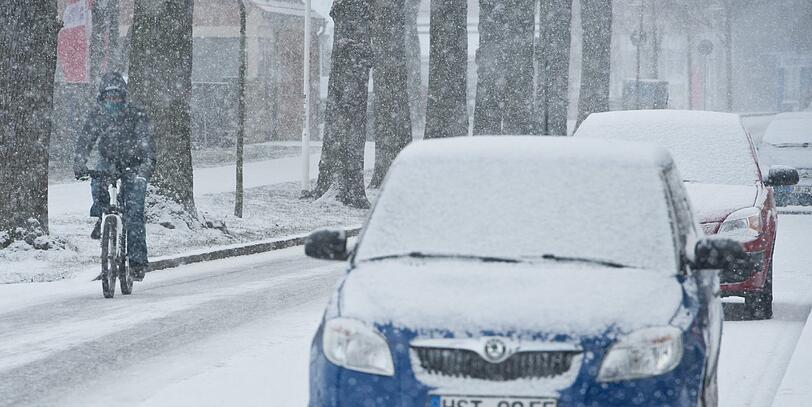 Besser als mit dem Auto liegen zu bleiben: In Stralsund trauen sich die Menschen trotz minus 15 Grad noch auf's Fahrrad.