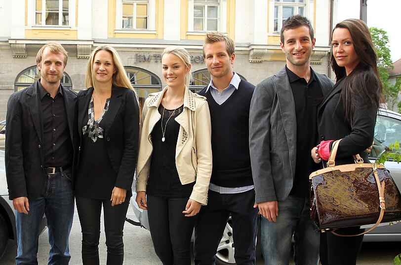 Abschlussparty bei den Löwen: Die Stars feiern mit ihren Frauen. Mit dabei: Löwen-Präsi Dieter Schneider, Geschäftsführer Robert Schäfer und der Statthalöter des Investors Hamada Iraki
