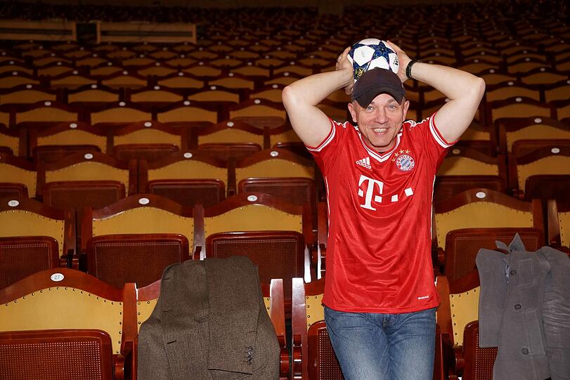 JOSEF E. KÖPPLINGER, Intendant: "Für mich kennt Fußball keine Nationalität, sondern Qualität. Deshalb ist es nicht schwer, Bayernfan zu sein, weil diese Mannschaft Qualität hat. Sport und Kultur verbindet Fairness, Handwerk und Kreativität. Mein Tipp: 4:2 für die Bayern und 1:0 für "Onkel Präsident", unsere Uraufführung am 1. Juni im Prinzregententheater."