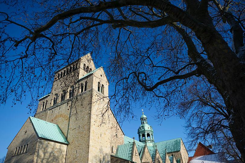 Hildesheimer Dom: Der frühere Hildesheimer Bischof Janssen soll sich während seiner Amtszeit an einem Jungen vergangen haben.