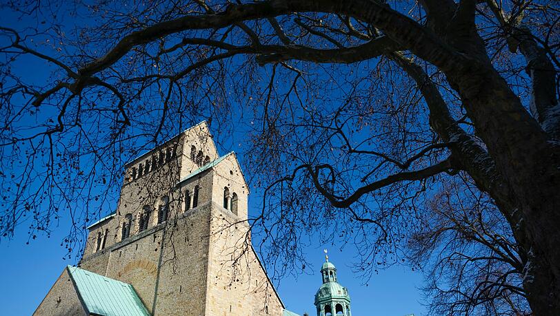 Hildesheimer Dom: Der frühere Hildesheimer Bischof Janssen soll sich während seiner Amtszeit an einem Jungen vergangen haben. Hildesheimer Dom: Der frühere Hildesheimer Bischof Janssen soll sich während seiner Amtszeit an einem Jungen vergangen haben.