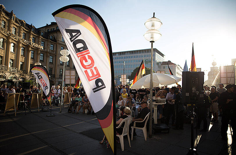 Am Montagabend fand die Pegida-Kundgebung am Stachus statt. Es kam dabei auch zu einer Gegendemonstration. Die Polizei musste eingreifen. Die Bilder.
