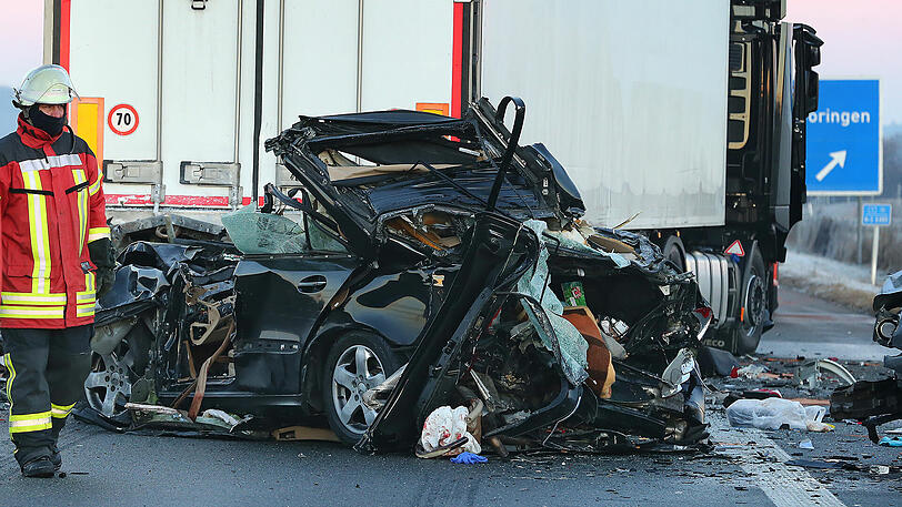 Im Nebel sind auf der A7 im Allgäu mehrere Autos ineinander gerast. Sechs Menschen starben. Die Bilder von der Unfallstelle.