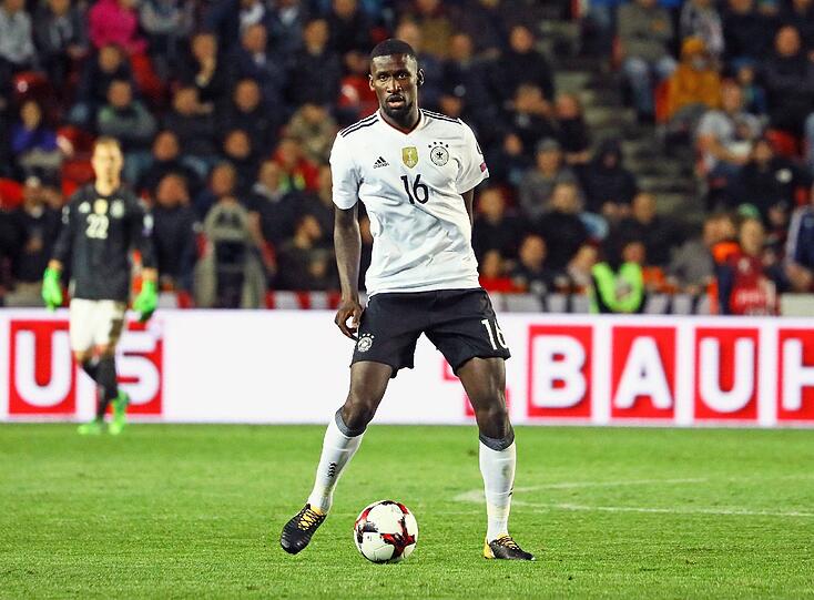 ANTONIO RÜDIGER: NOTE 3.
Kam ins Spiel, als es Löw hinten zu bunt wurde. Fungierte weitgehend als stabilisierender Faktor.