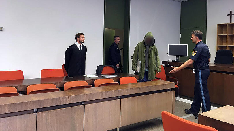 Roland B. betritt den Gerichtssaal des Landgericht München I für die Urteilsverkündung.