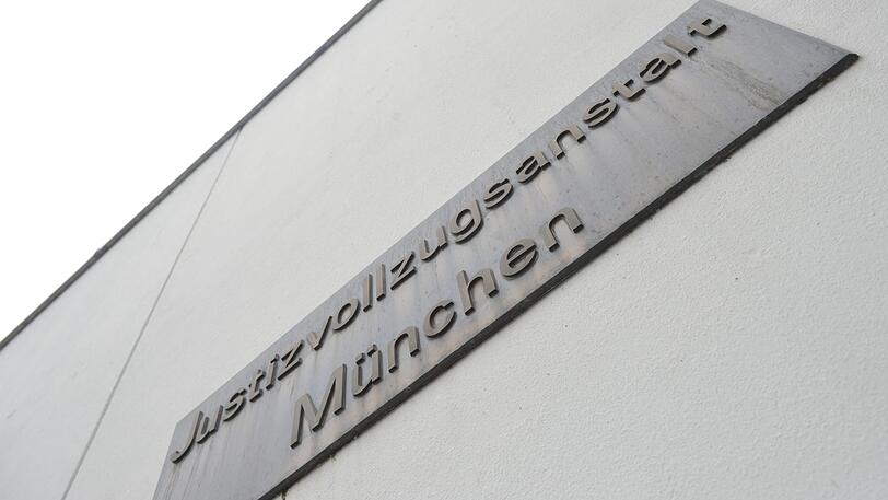 Ein Flüchtling soll zur Abschiebehaft unrechtmäßig in der JVA Stadelheim untergebracht gewesen sein, nun verklagt er den Staat.