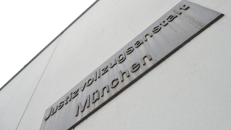 Ein Flüchtling soll zur Abschiebehaft unrechtmäßig in der JVA Stadelheim untergebracht gewesen sein, nun verklagt er den Staat. Ein Flüchtling soll zur Abschiebehaft unrechtmäßig in der JVA Stadelheim untergebracht gewesen sein, nun verklagt er den Staat.