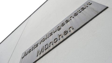Ein Flüchtling soll zur Abschiebehaft unrechtmäßig in der JVA Stadelheim untergebracht gewesen sein, nun verklagt er den Staat.