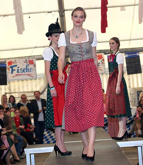Trachtenmodenschau auf dem 27. Haderner Dorffest. Die Bilder.