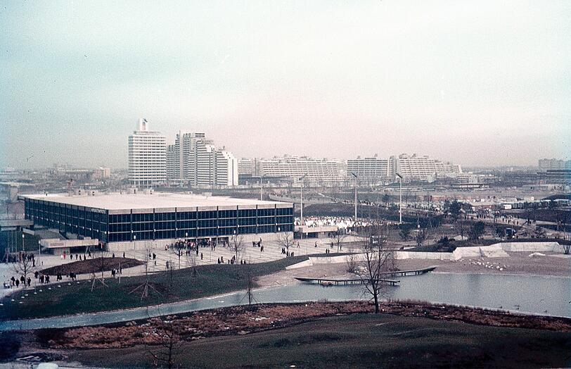 Weil drumherum noch alles kahl ist, wirken das Eissportzentrum und das Olympische Dorf dahinter monumental.