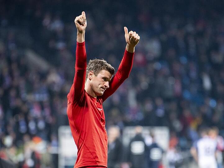 Münchens Thomas Müller bedankt sich bei den Fans. Foto: David Inderlied/dpa