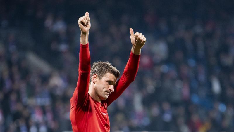 Münchens Thomas Müller bedankt sich bei den Fans. Foto: David Inderlied/dpa Münchens Thomas Müller bedankt sich bei den Fans. Foto: David Inderlied/dpa