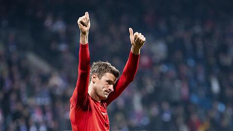 Münchens Thomas Müller bedankt sich bei den Fans. Foto: David Inderlied/dpa