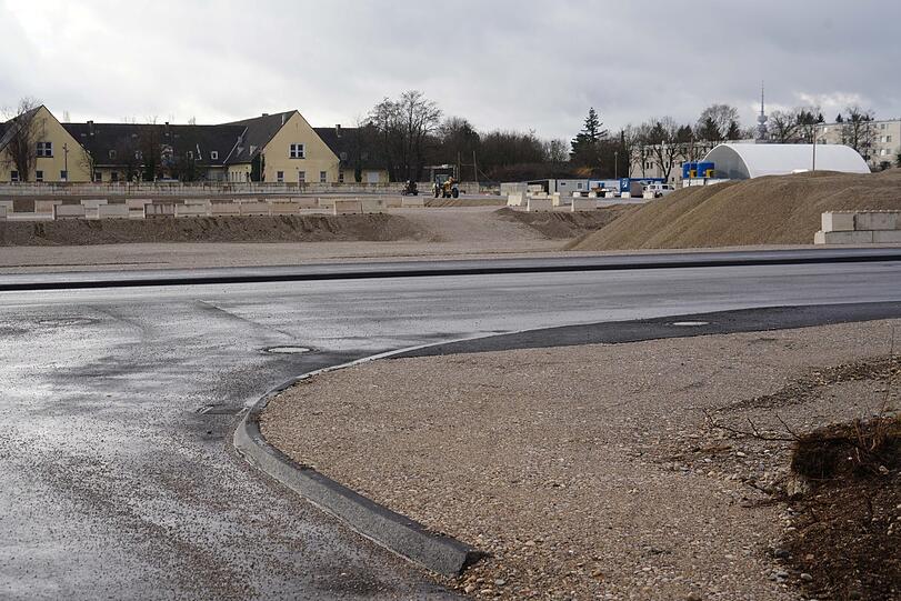 Die Straßen gibt es schon - zumindest provisorisch, um die Baustelle zu erschließen. Später werden sie breiter, aber ihre Lage bleibt gleich.