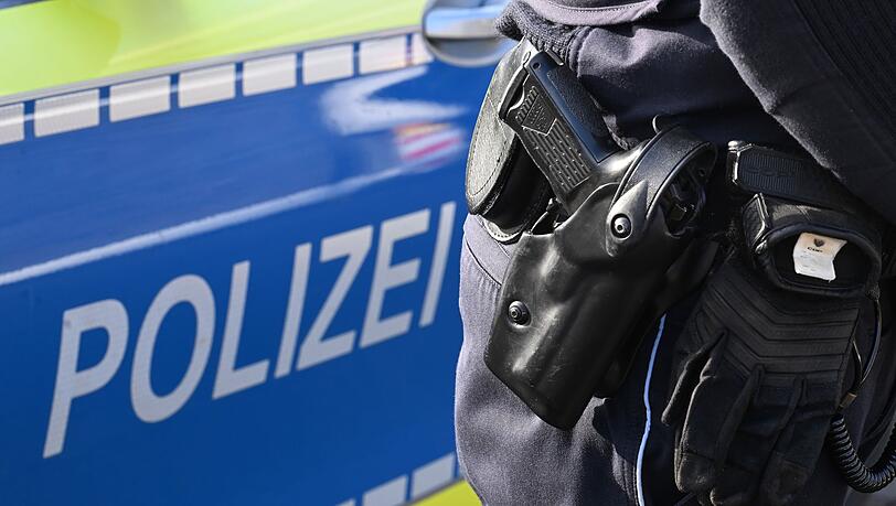 Ein Mann wurde von Beamten am Oberschenkel angeschossen. (Symbolbild)