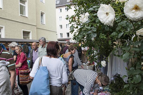 Hofflohmärkte ziehen von Frühjahr bis Herbst durch unsere Viertel: hier einer in Haidhausen.