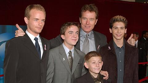 Die "Malcolm mittendrin"-Brüder im Jahr 2001: Christopher Masterson, Frankie Muniz, Erik Per Sullivan und Justin Berfield (v.l.n.r.). Dazwischen Serienvater Bryan Cranston.