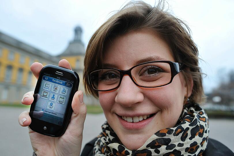 Ständig online, überall: Smartphones ermöglichen Internet-Spaß unterwegs. Falls der Kunde noch seinen alten Handytarif hat, drohen ihm aber hohe Abbuchungen.