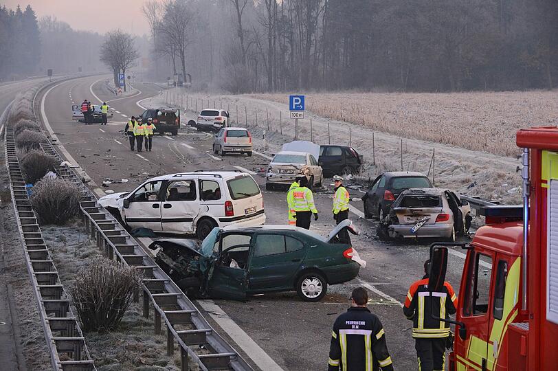 Bei einem schweren Unfall südlich von Ulm sind in der Silvesternacht drei Menschen gestorben.