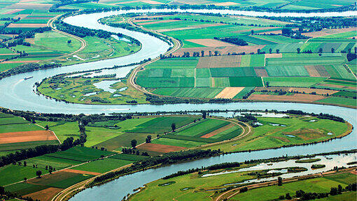 Das Wasser auf der Donau ist so stark angestiegen, dass es unter den Brücken eng wird. (Symbolbild) Das Wasser auf der Donau ist so stark angestiegen, dass es unter den Brücken eng wird. (Symbolbild)