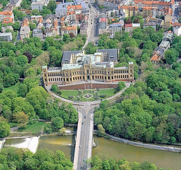 Auch der erschütternde Fund, den Anfang
Oktober 2009 ein Spaziergänger am Maximilianeum machte, gibt bis heute Rätsel auf.