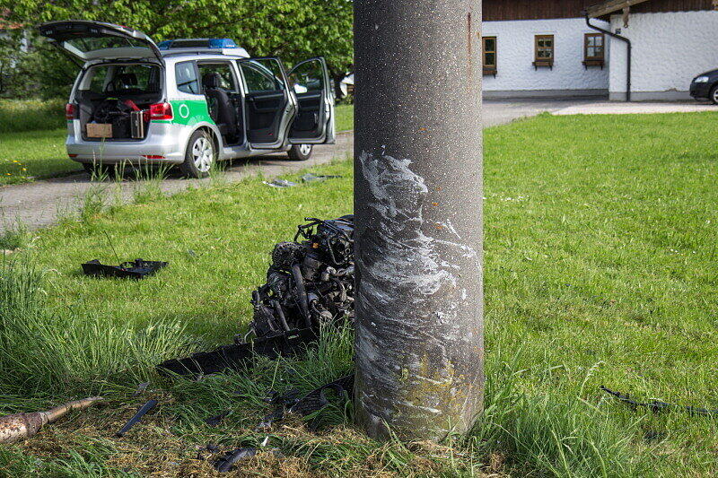 Schwer vorstellbar, dass der Fahrer dieses Wagens nahezu unverletzt blieb. Die Bilder vom Unfallort.